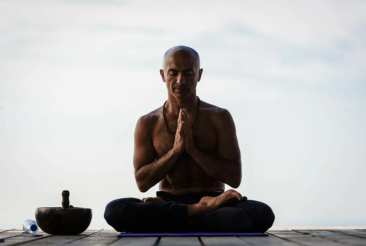 Сеансы медитации. Медитация праноедение. Йога медитация. Человек в медитации.