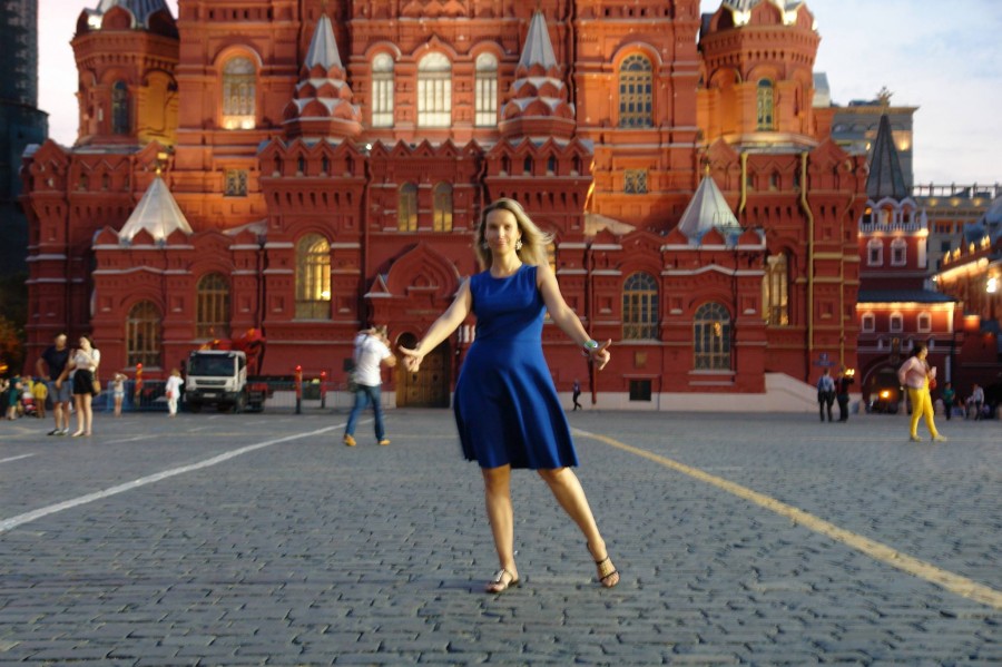 Красная площадь санкт петербург. Красивая девушка на красной площади. Фотосессия на красной площади. Девочка на фоне Кремля.